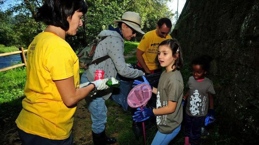 Operación de limpieza de los ecologistas en el río Umia. // Iñaki Abella