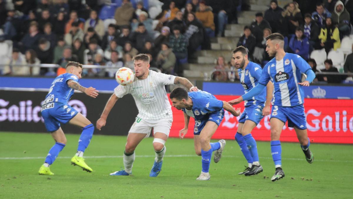 Casas, rodeado de rivales en el Dépor-Córdoba CF (0-0) de la primera vuelta en Primera Federación.