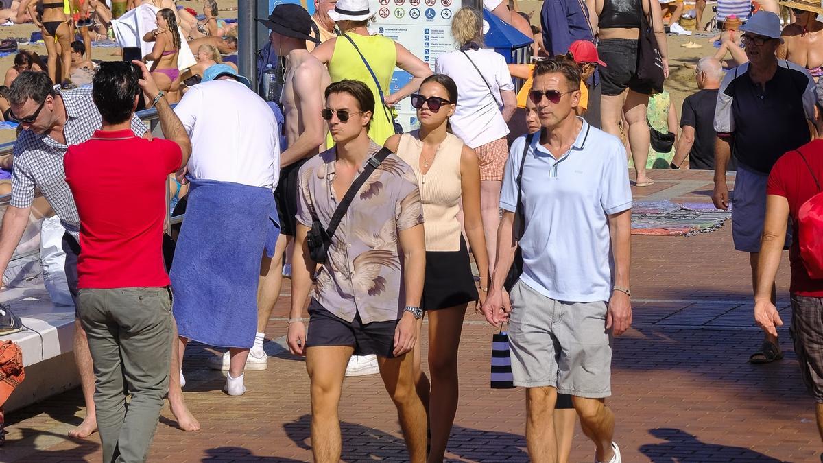 Turistas en el paseo de Las Canteras de la capital grancanaria.