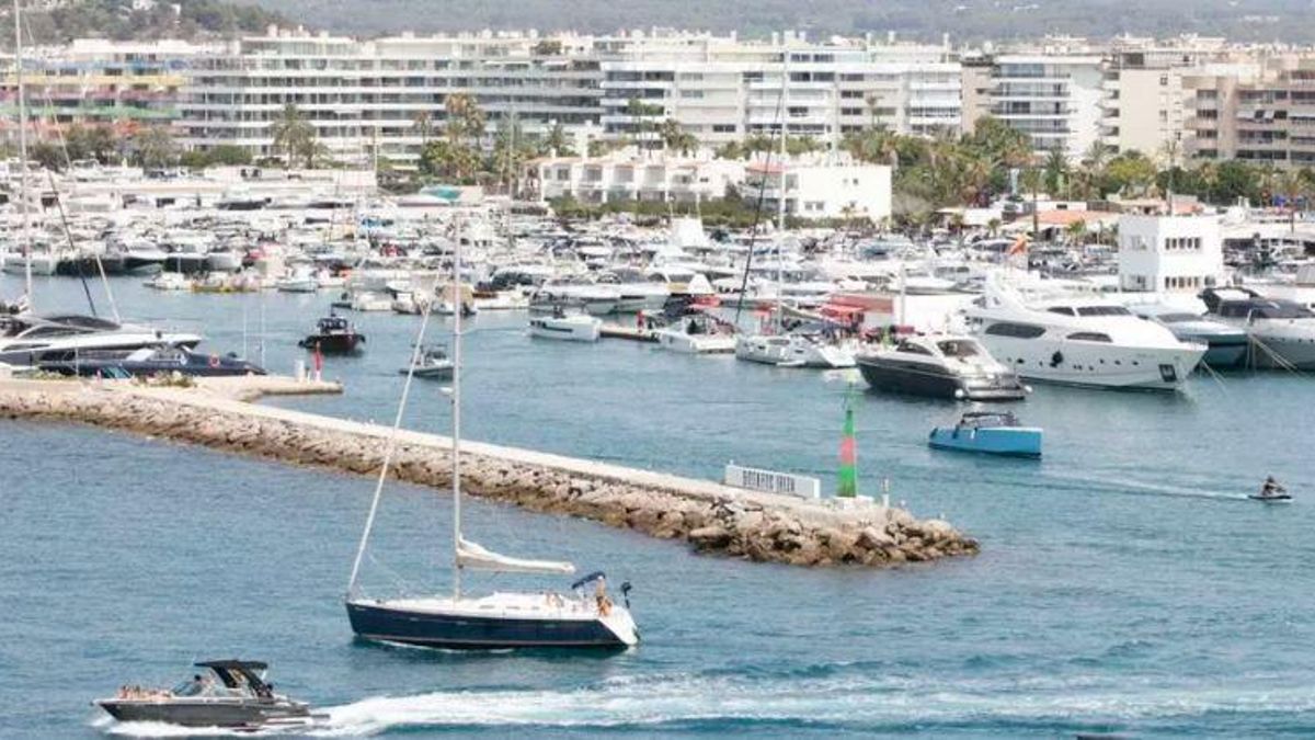 Imagen de archivo de embarcaciones saliendo de Botafoc Ibiza.