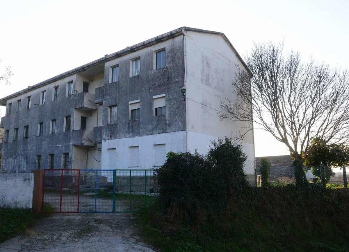 Las viviendas para profesores que están al lado del colegio de A Torre, en Cela. // Gonzalo Núñez