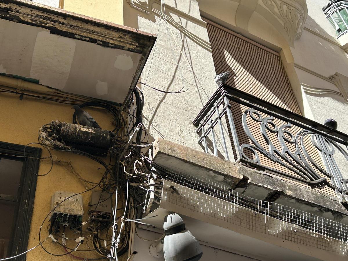 Cableado totalmente manchado.