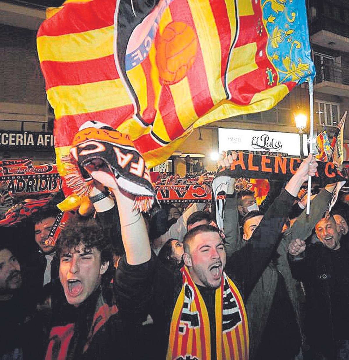 Aficionados valencianistas aguardan al equipo en la puerta de Mestalla