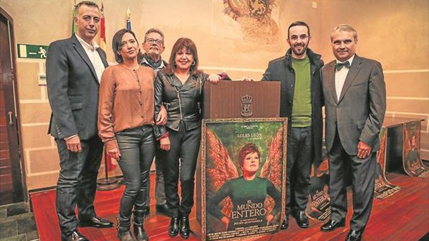 Quintanilla estrena en Badajoz, con Loles León en la alfombra ‘El mundo entero»