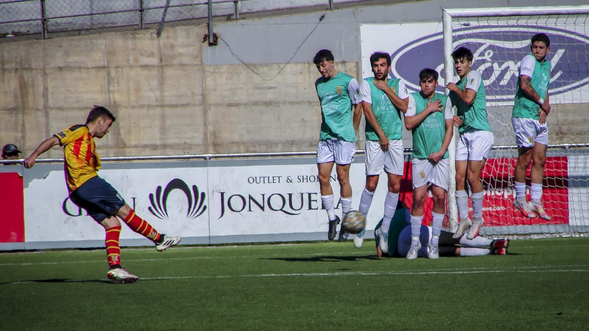 Una jugada del partit La Jonquera-Tordera