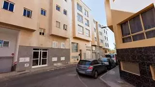 Un hombre intenta matar a su pareja a puñaladas en un piso de Vecindario