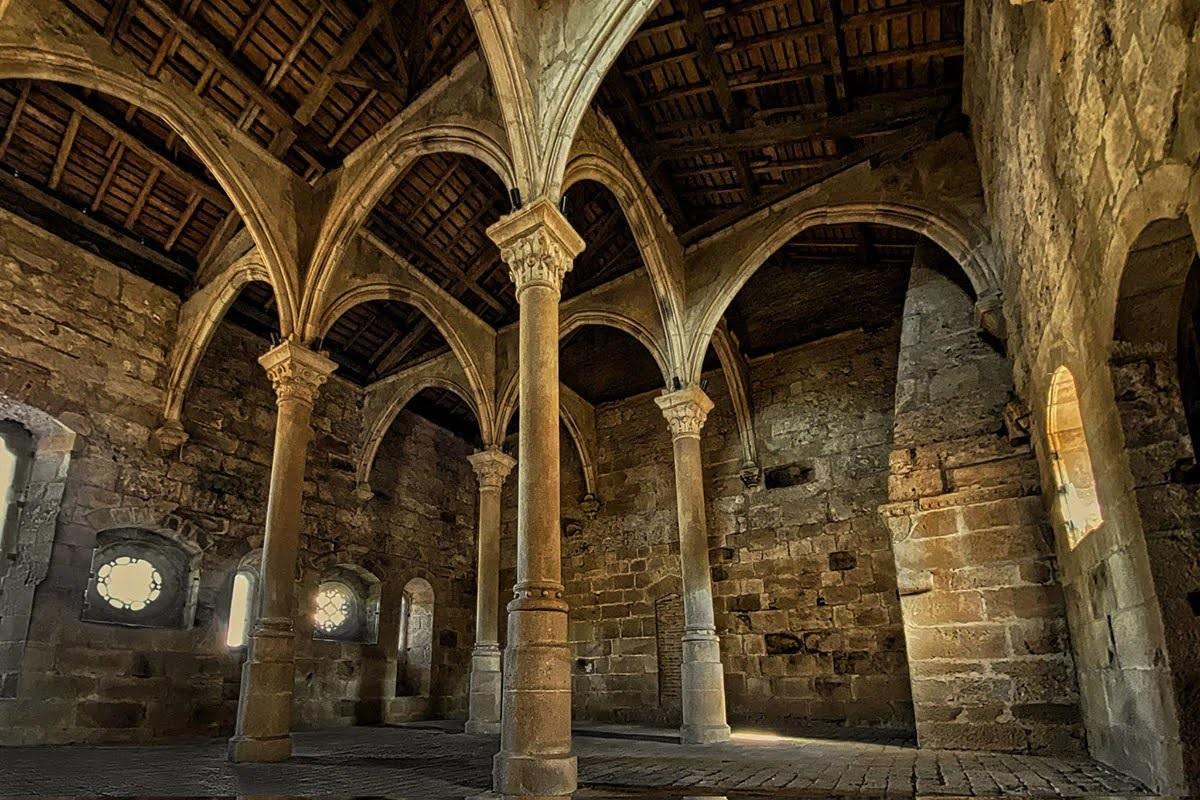 La llamada cocina de la reina en el monasterio de Carracedo.