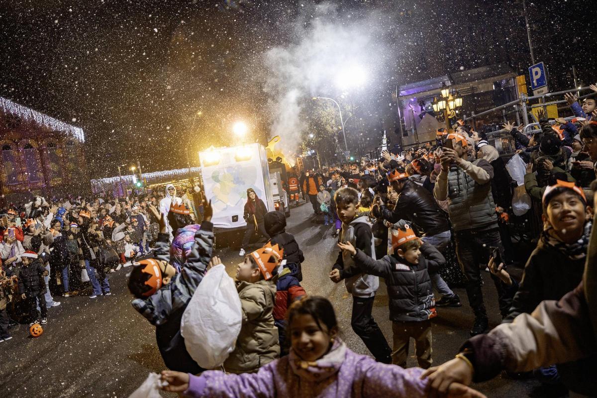 Miles de personas colman la costa de Barcelona para dar la bienvenida a los Reyes Magos