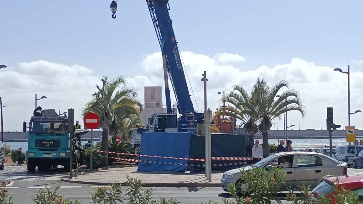 Retirada de la hélice del crucero &#039;Canarias&#039; en el Puerto de Santa Cruz.