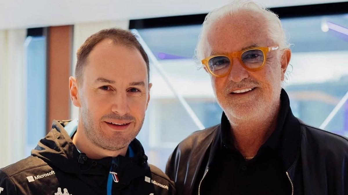 Oliver Oakes, nuevo team principal de Alpine, junto a Flavio Briatore