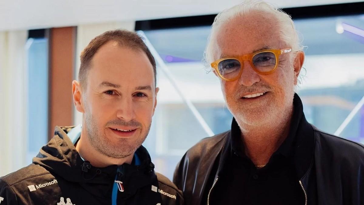 Oliver Oakes, ex team principal de Alpine, junto a Flavio Briatore