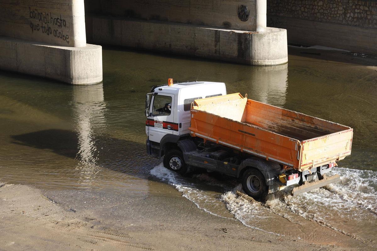 Girona. Plaça Catalunya. Retirada de sediments del riu Onyar sota de la plaça de Catalunya.