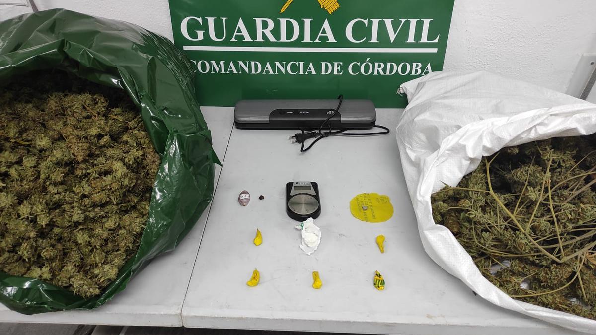 Droga y otro material incautado en Montilla.