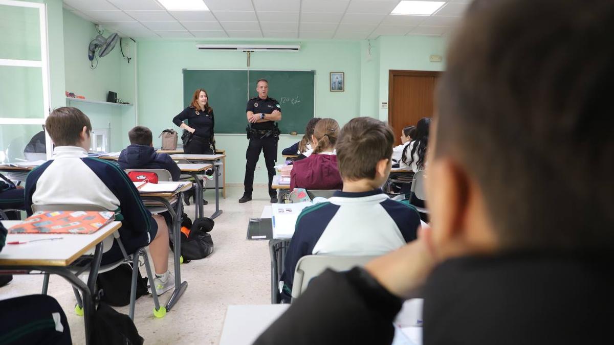 Los agentes tutores de la Policía Local de Córdoba imparten una charla en un colegio de la capital.
