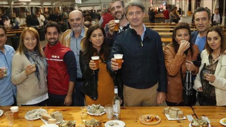 Beatriz Castro (1ª i.), junto a miembros del gobierno y la oposición, en la pasada Festa do Marisco.