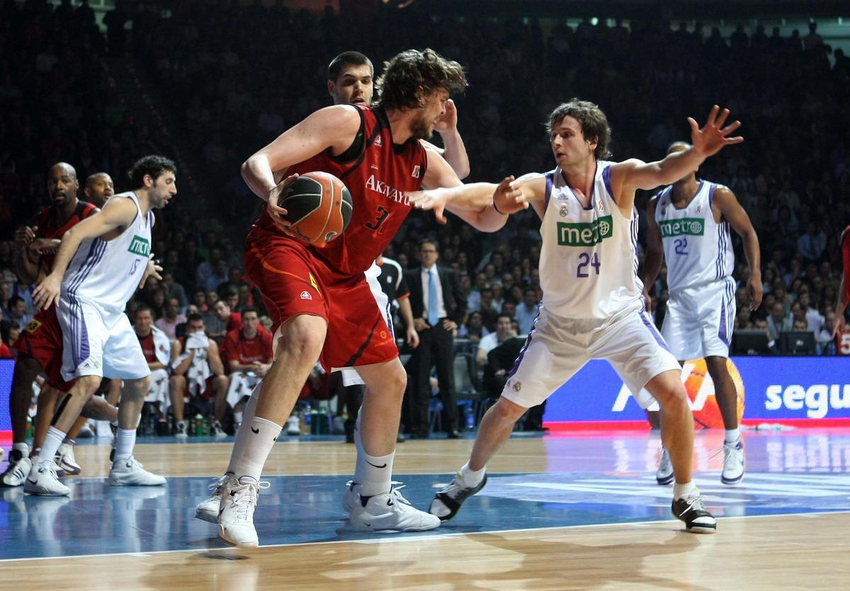 Marc Gasol defensat per Raül López en l'última participació gironina a la Copa ACB el 2008