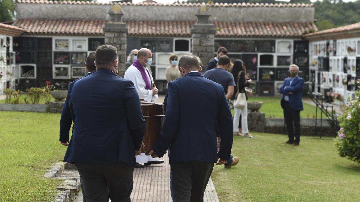 Menchu Álvarez del Valle descansa ya en Ribadesella, tras un íntimo funeral