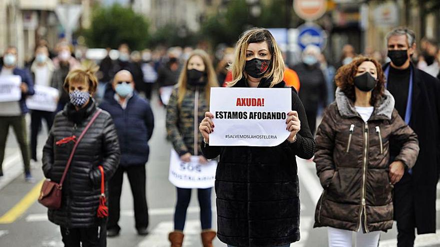 Los comerciantes portaron carteles reivindicativos. |  // BERNABÉ/J.L.