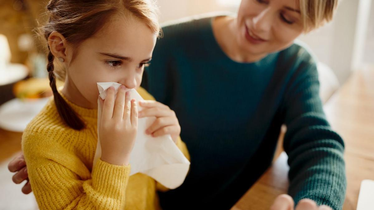 Una niña se suena los mocos