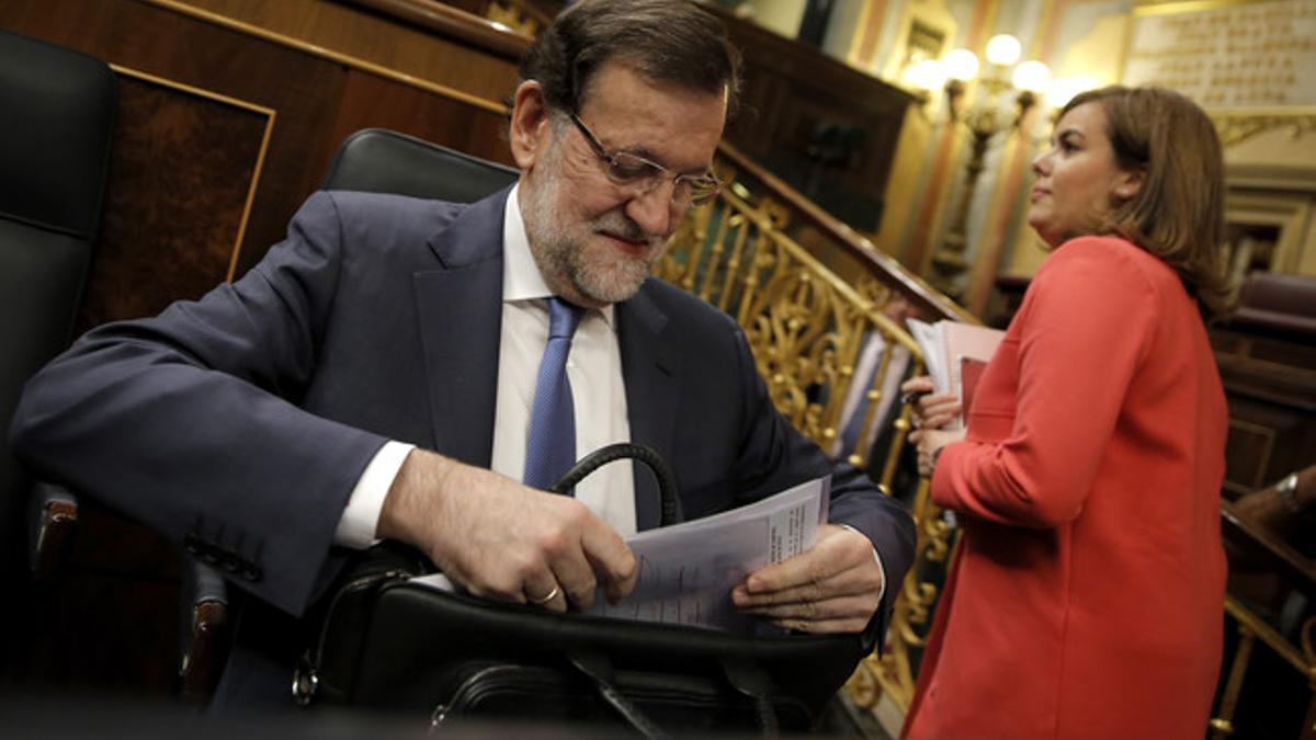 Rajoy, junto a Soraya Sáenz de Santamaría, en su escaño, hoy en el Congreso.