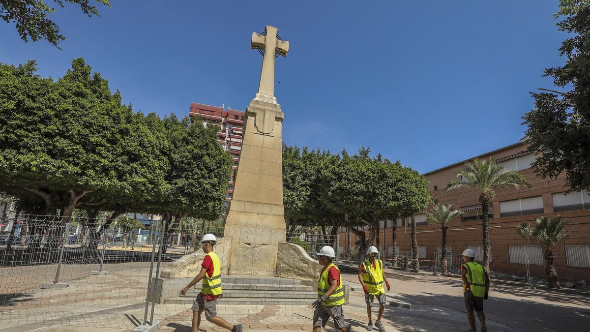 La Cruz del Paseo de Germanías, antes de iniciarse las obras de la plaza de Elche
