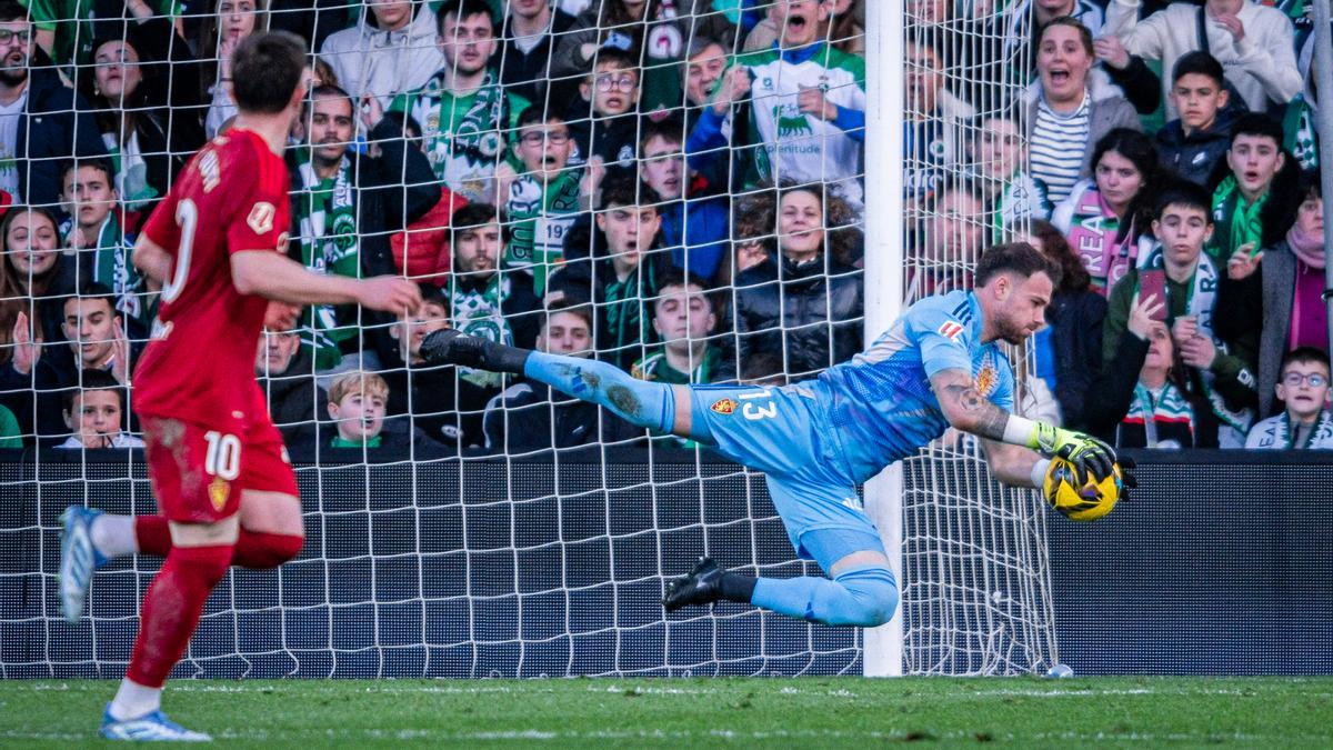 Poussin detiene un balón durante el partido en El Sardinero.