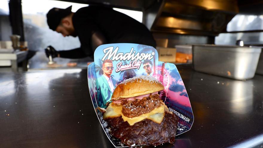 EN IMÁGENES | ¿Cómo se trabaja dentro de una &#039;food truck&#039; de The Champions Burger Zaragoza?