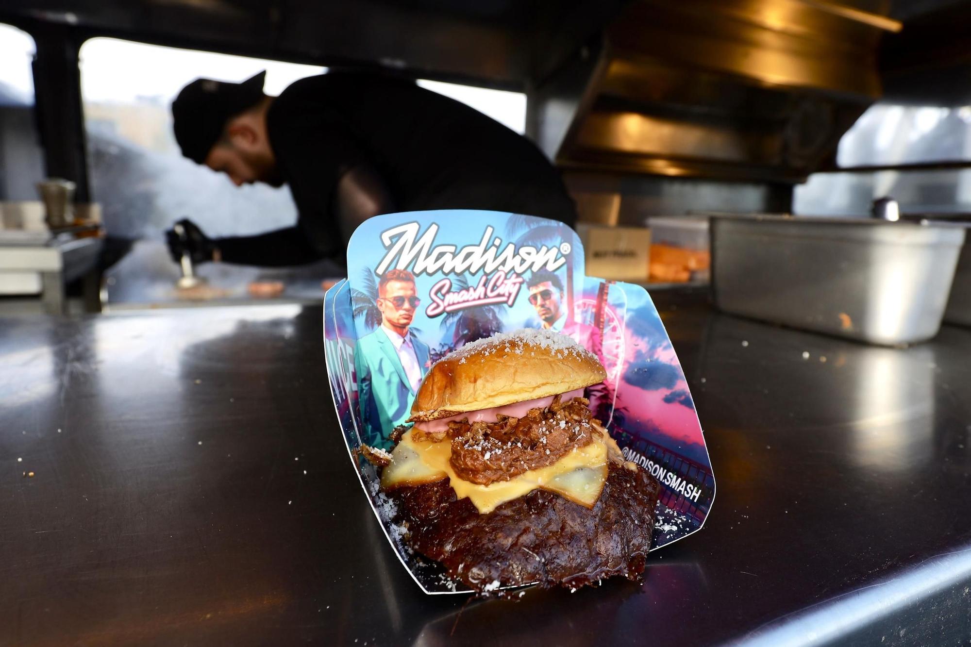 ¿Cómo se trabaja dentro de una &#039;food truck&#039; de The Champions Burger Zaragoza?
