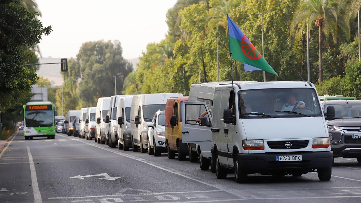 Protesta de los comerciantes ambulantes este martes en Córdoba, en que no han abierto los mercadillos.