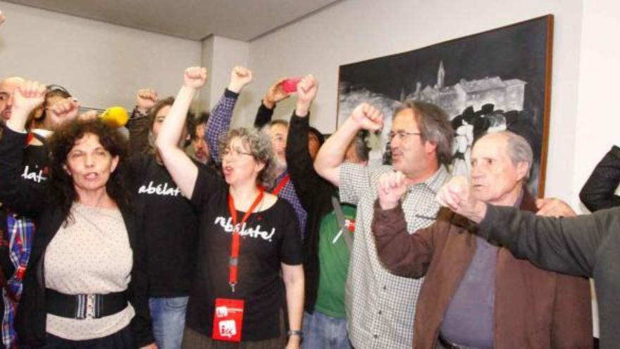 Los miembros de la candidatura de IU celebran los resultados.