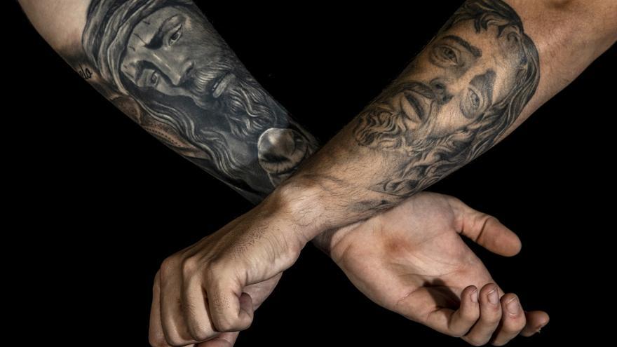 Estos son los tatuajes que llevan los costaleros de la Semana Santa de Alicante