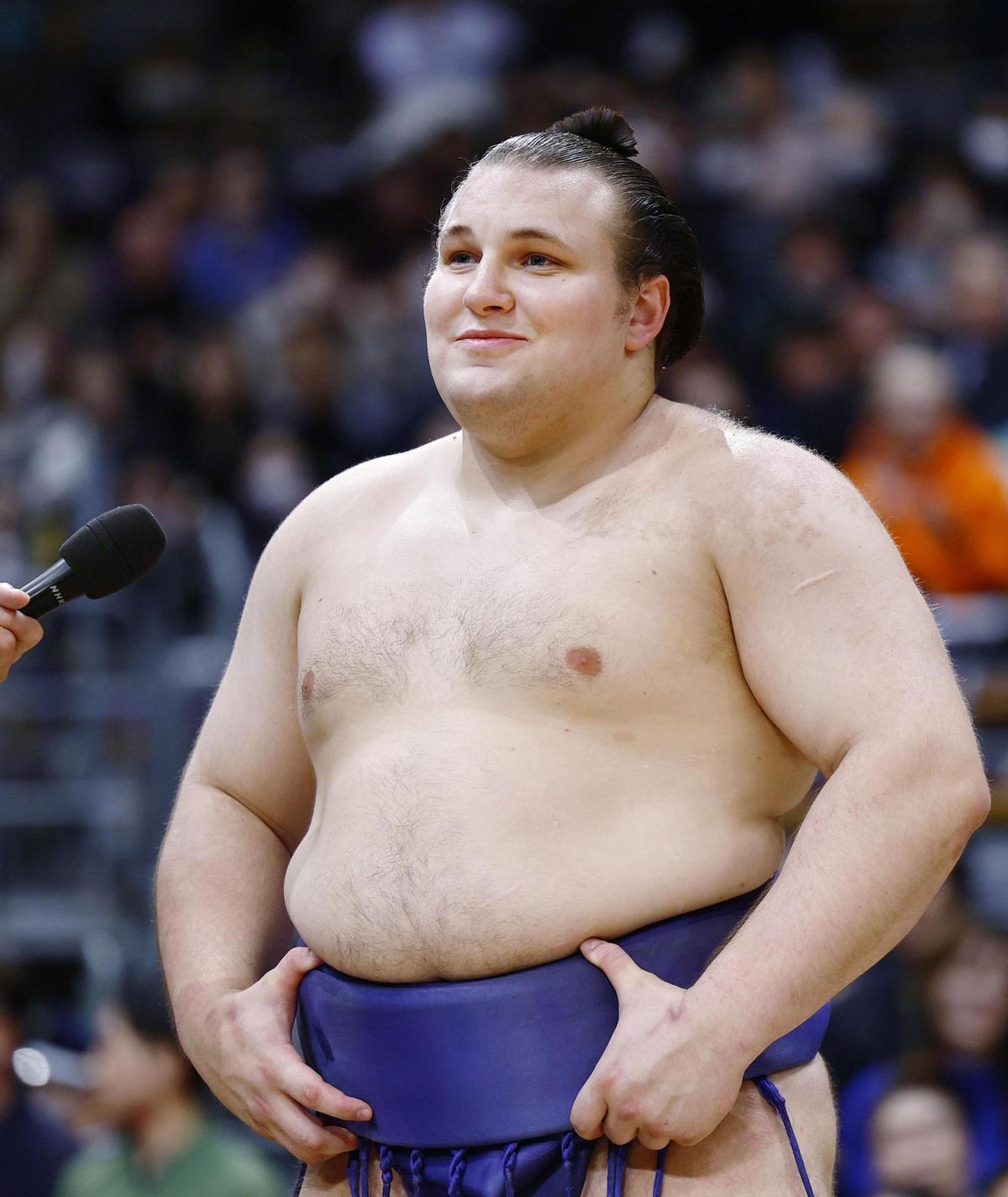 El campeón ucraniano de sumo Aonishiki, tras su triunfo en Fukuoka.