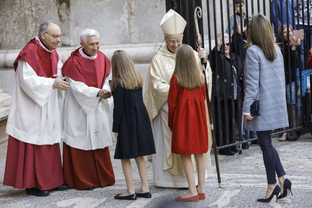 Pünktlich, aber nicht vollzählig: Letizia und Felipe, ihre Kinder Leonor und Sofía sowie Altkönig Sofía fanden sich am Sonntag (16.4.) traditionsgemäß in Palma Kathedrale ein.