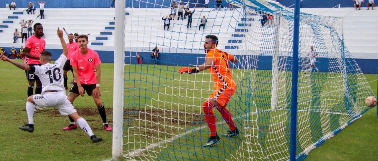 Dani López (10) celebra el 1-0, de David Figueroa en propia puerta, ante la desesperación del meta del Arucas Fermín. | | JOSÉ AYUT