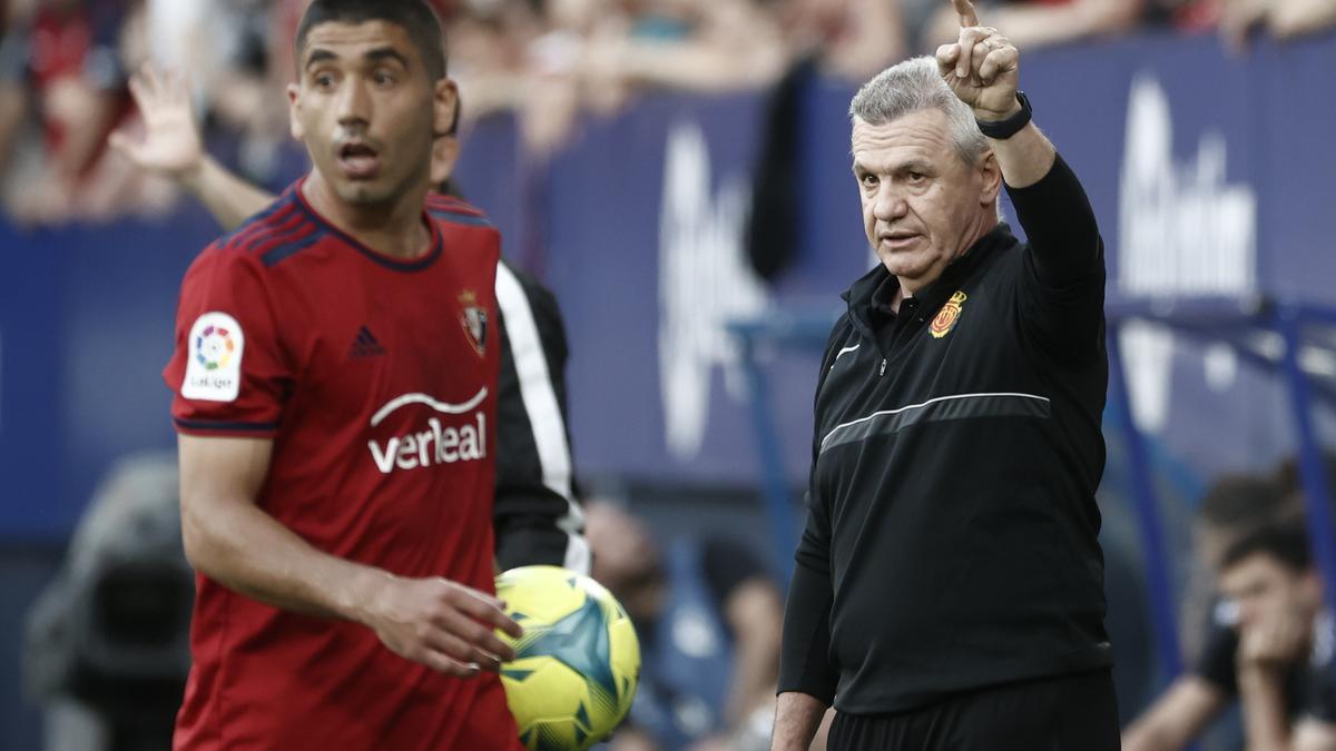 Aguirre da indicaciones a sus jugadores durante el partido en el Sadar.