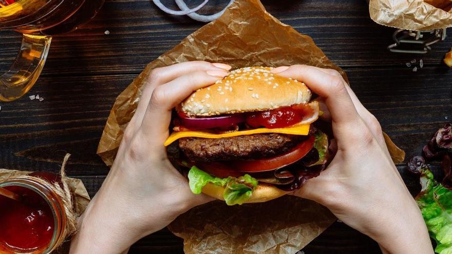 La receta de hamburguesa de merluza que te hará comer más pescado en pocos minutos