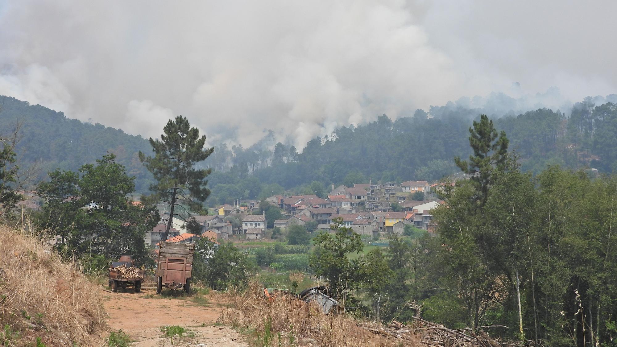 Activos tres incendios en la zona cero de la ola de calor en Galicia