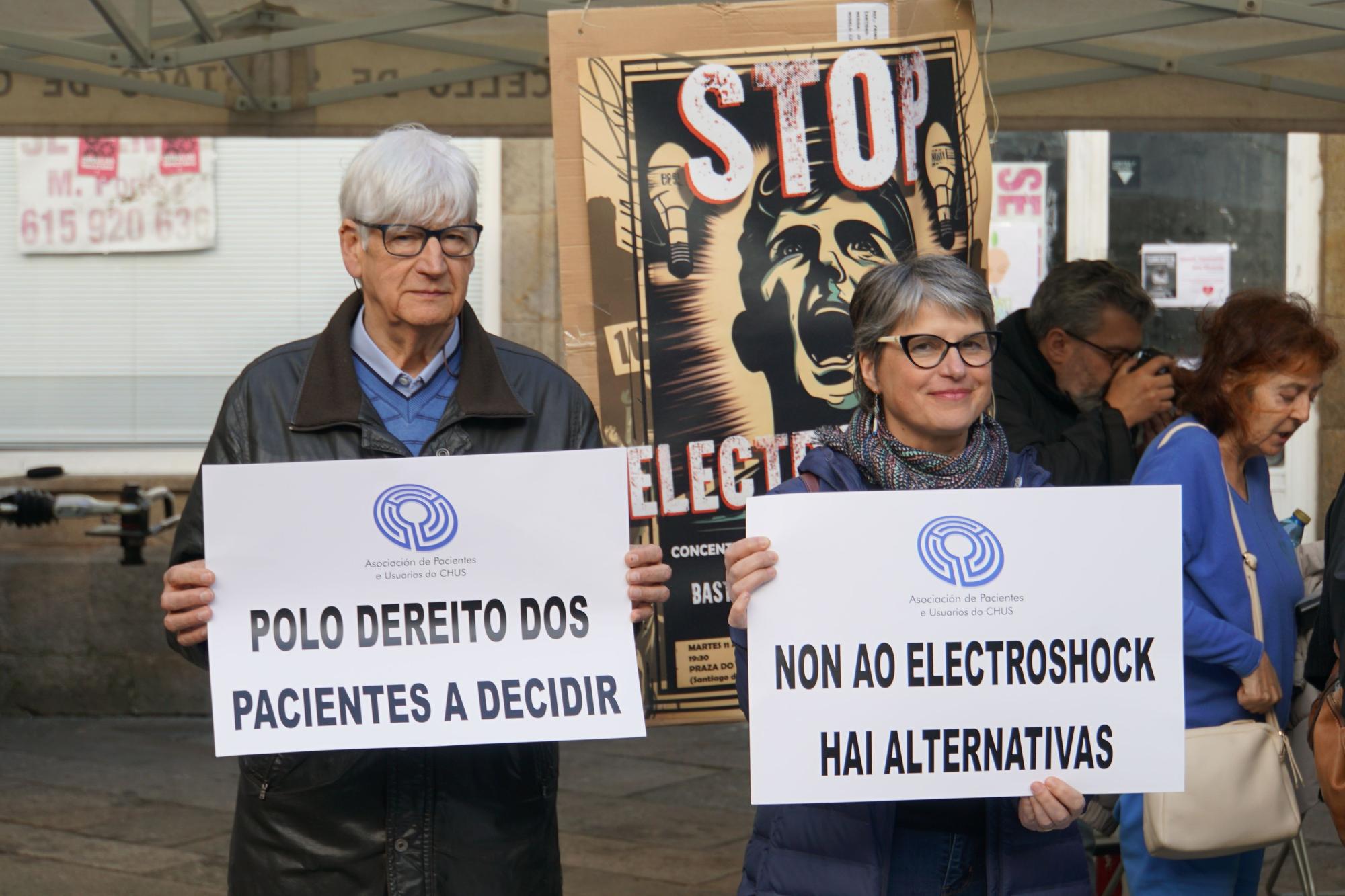 Decenas de personas exigen en Santiago que detengan los electroshocks a Iván