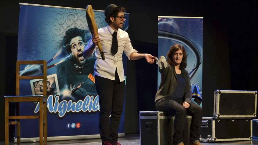 Una de las profesoras participa en el espectáculo de ayer de Miguelillo en el teatro.