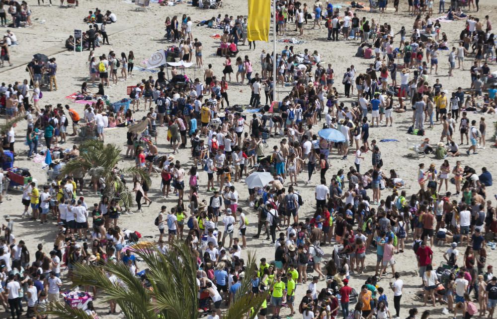 Los jóvenes llenan la playa de San Juan en el botellón de Santa Faz