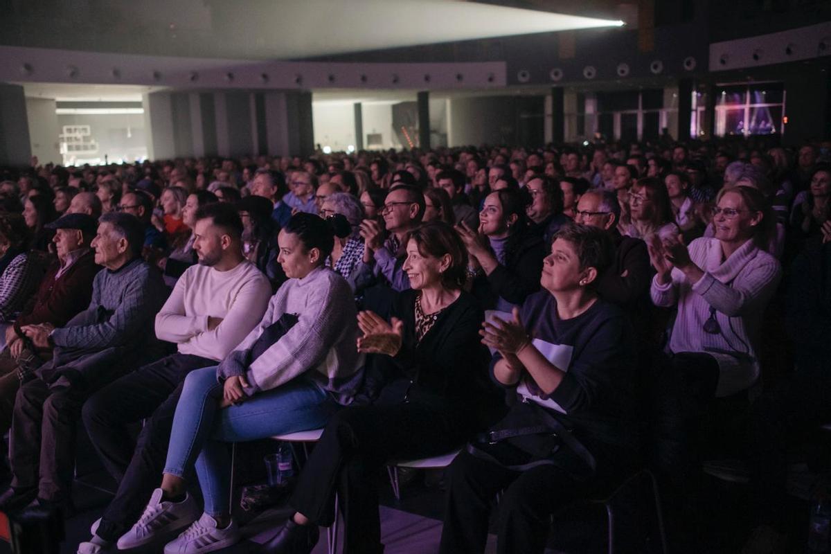 El Palau de la Festa ha rozado el lleno absoluto para disfrutar del arte y la magia de Miguel Poveda.