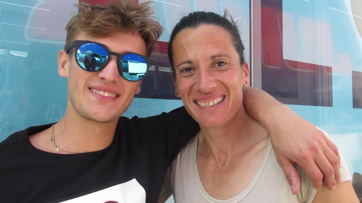 Jaume Masiá, piloto de Moto3 del Leopard Racing, y Marc Rovira, su psicóloga.