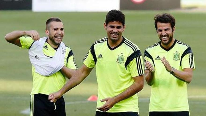 Jordi Alba y Cesc bromean con Costa durante el entrenamiento de ayer de la selección.