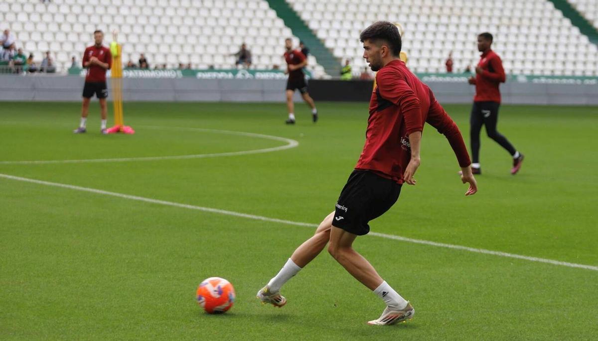 Zidane golpea el balón en un entrenamiento.