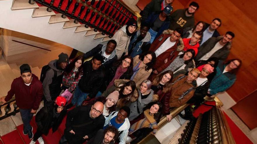 Alumnos y educadores de la Escuela de Segunda Oportunidad, en la escalera de la Casa Consistorial.