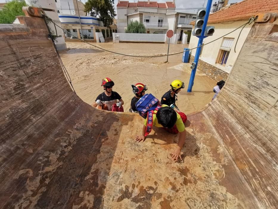 Efectivos de bomberos y de la Unidad Militar de Emergencias rescatan a vecinos en Los Alcázares