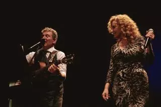 Mina Longo arropa a Jose Taboada en su homenaje a Sabina en El Llano (en imágenes)