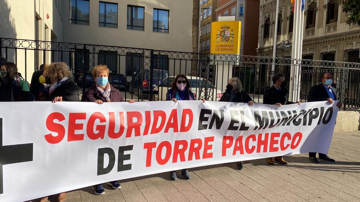 Protestan frente a la Delegación del Gobierno para pedir más seguridad en Torre Pacheco.