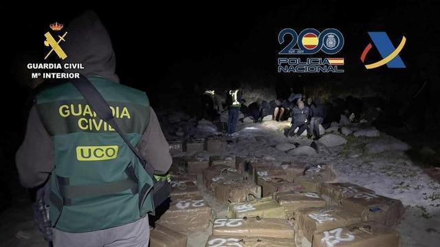 Agents de l&amp;apos;UCO intervenen 1,6 tones de cocaïna en una platja de Muxía (la Corunya) en una operació que dirigeix l’Audiència Nacional aquest mes d’agost.