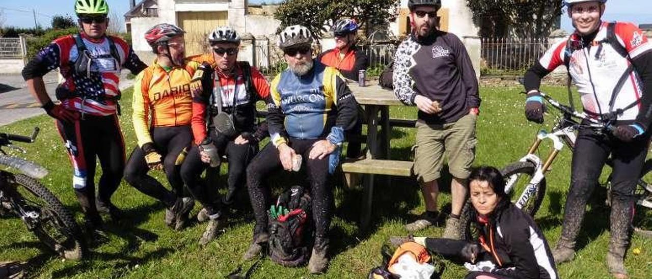 Un grupo de los participantes, en un alto durante la ruta.